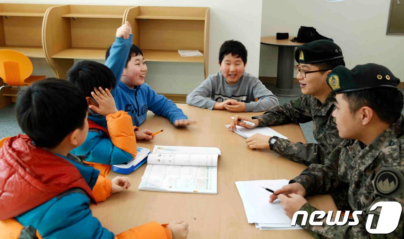 본문 이미지 - 지난달 27일 양구 방산면 청소년 문화의집에서 육군 제21보병사단 이목정대대 김재형 일병과 김준 병장이 양구 방산면 학생들에게 재능기부 활동을 하고 있다. (21사단 제공) 2018.2.12/뉴스1 ⓒ News1 하중천 기자