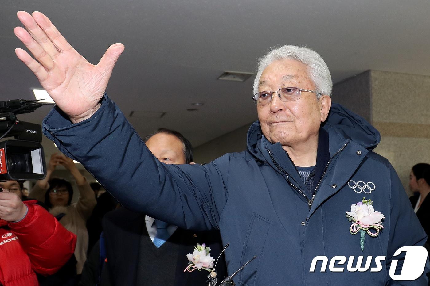 본문 이미지 - 장웅 북한 국제올림픽위원회(IOC) 위원이 12일 강원도 강릉시청 2층 특별전시관에서 열린 평창올림픽 개최 기념 대한민국 스포츠 외교 사진전 (The best moments of IOC.ANOC and Korea sports) 개막식에 참석해 인사를 나누고 있다. 2018.2.12 ⓒ 뉴스1 서근영 기자