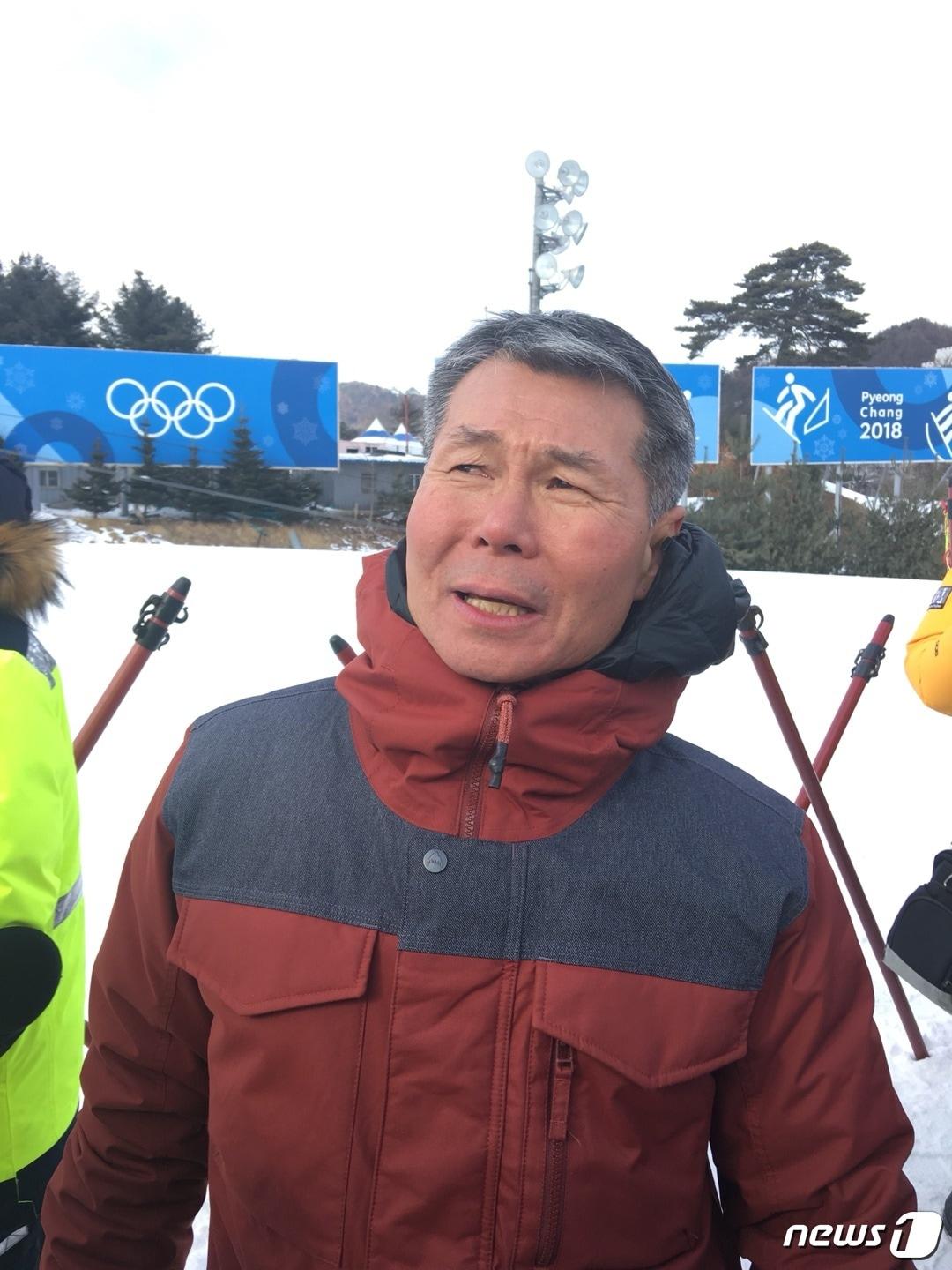 본문 이미지 - 클로이 김 아버지 김종진씨가 12일 평창 휘닉스 스노경기장에서 열린 2018 평창동계올림픽 스노보드 여자 하프파이프 경기가 끝난 뒤 흐뭇한 미소를 짓고 있다. ⓒ News1