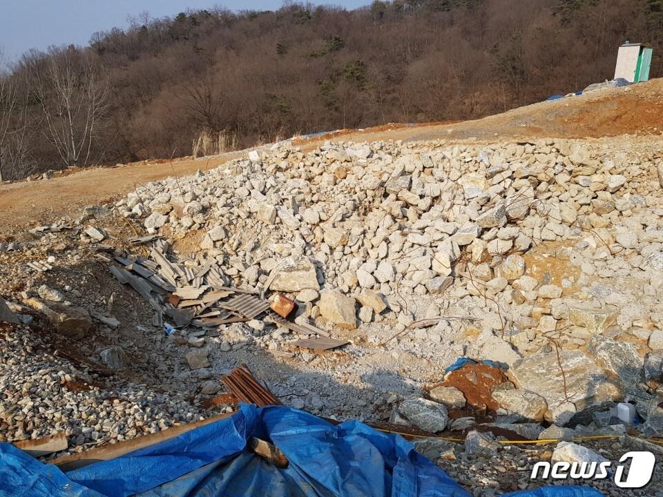 본문 이미지 - 제천시  성내리  한  전원주택단지  공사장내에서  다량의  건축폐기물과  석면 슬래트 등이  그대로  방치되고  있다.ⓒ News1