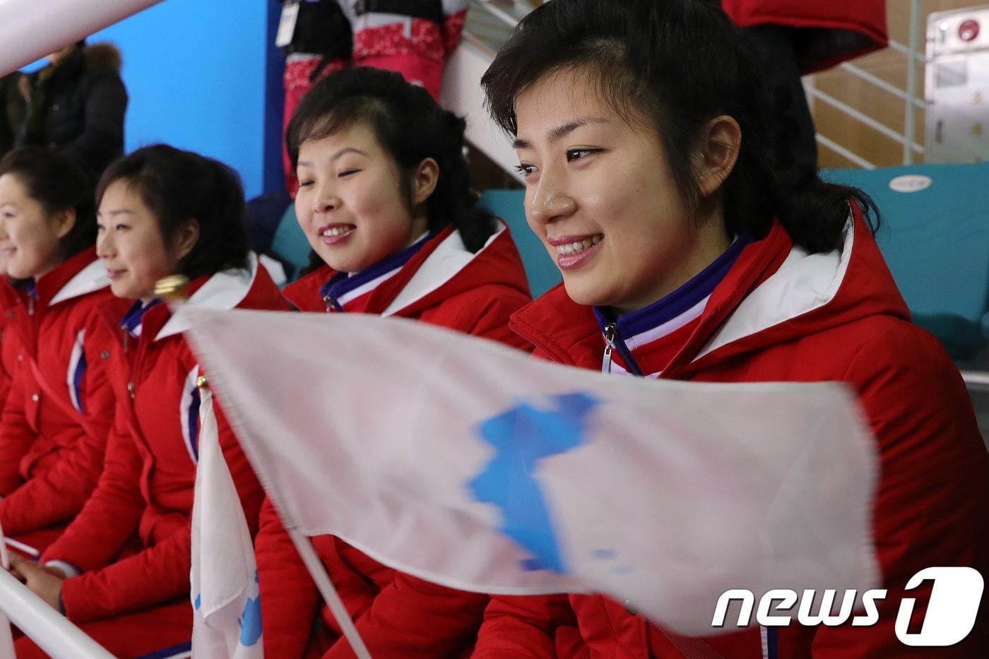 본문 이미지 - 지난 2018년 평창 동계올림픽에 참가한 북한 응원단. 2018.2.12 ⓒ 뉴스1 임세영 기자