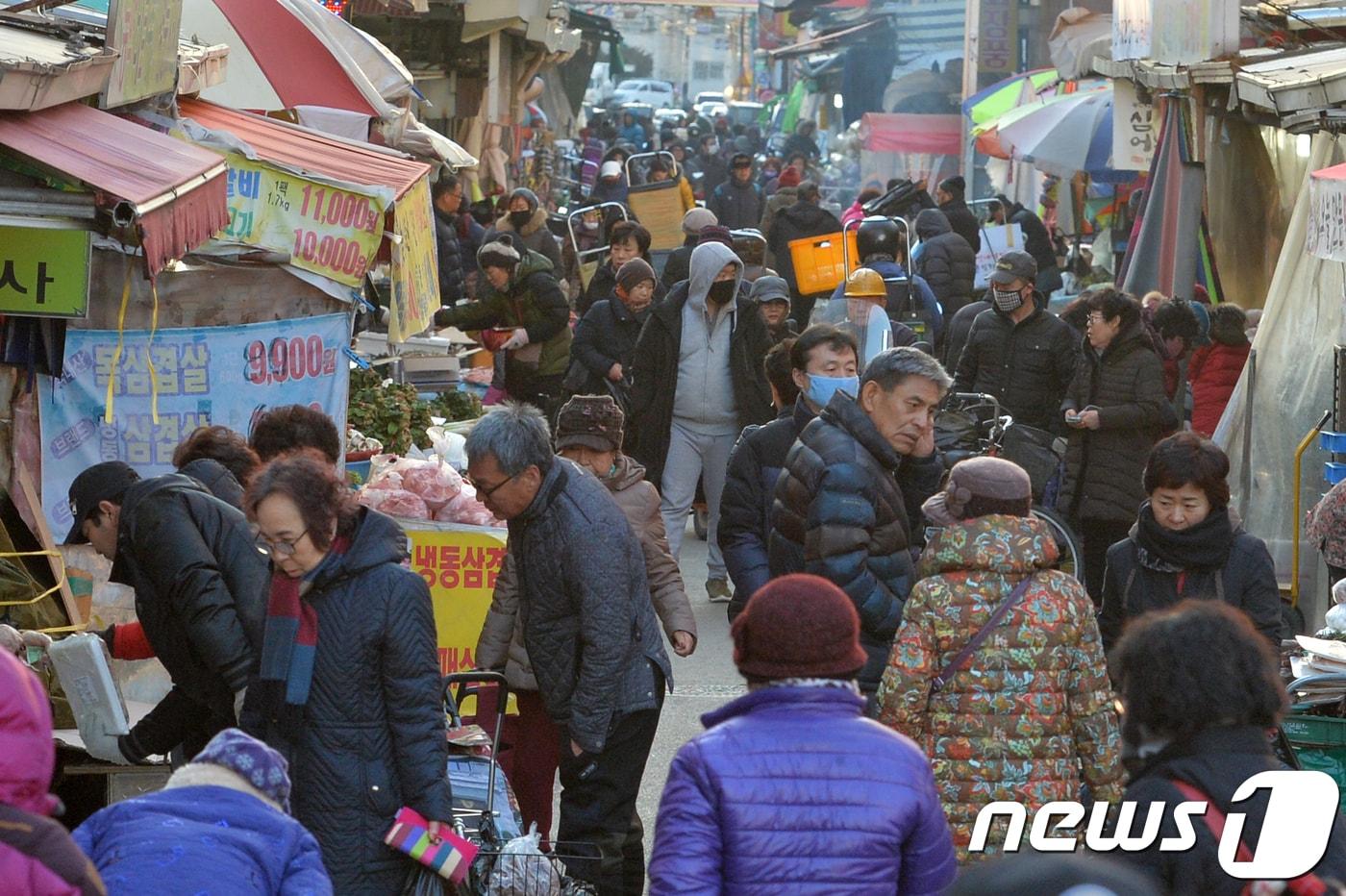 본문 이미지 - 경북도내 최대 전통시장인 포항 죽도시장에서 시민들이 제수용품을 구입하고 있다.2018.2.13/뉴스1 ⓒ News1 최창호 기자