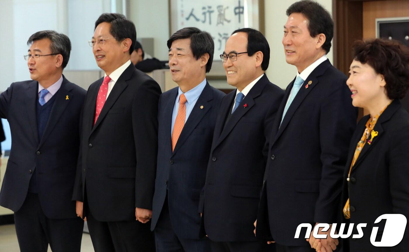 본문 이미지 - 6.13 지방선거 광역단체장과 교육감 예비후보자등록이 시작된 13일 전북 전주시 전라북도 선관위에서 전북교육감 예비후보자들이 손을 잡으며 공명선거를 다짐하고 있다. 왼쪽부터 천호성 전주교대 교수, 황호진 전 전라북도부교육감, 이재경 사)전북청소년사랑육성회 이사장, 서거석 전 전북대 총장, 유광찬 전 전주교대 총장, 이미영 전북지역교육연구소 대표.2018.2.13/뉴스1 ⓒ News1 문요한 기자