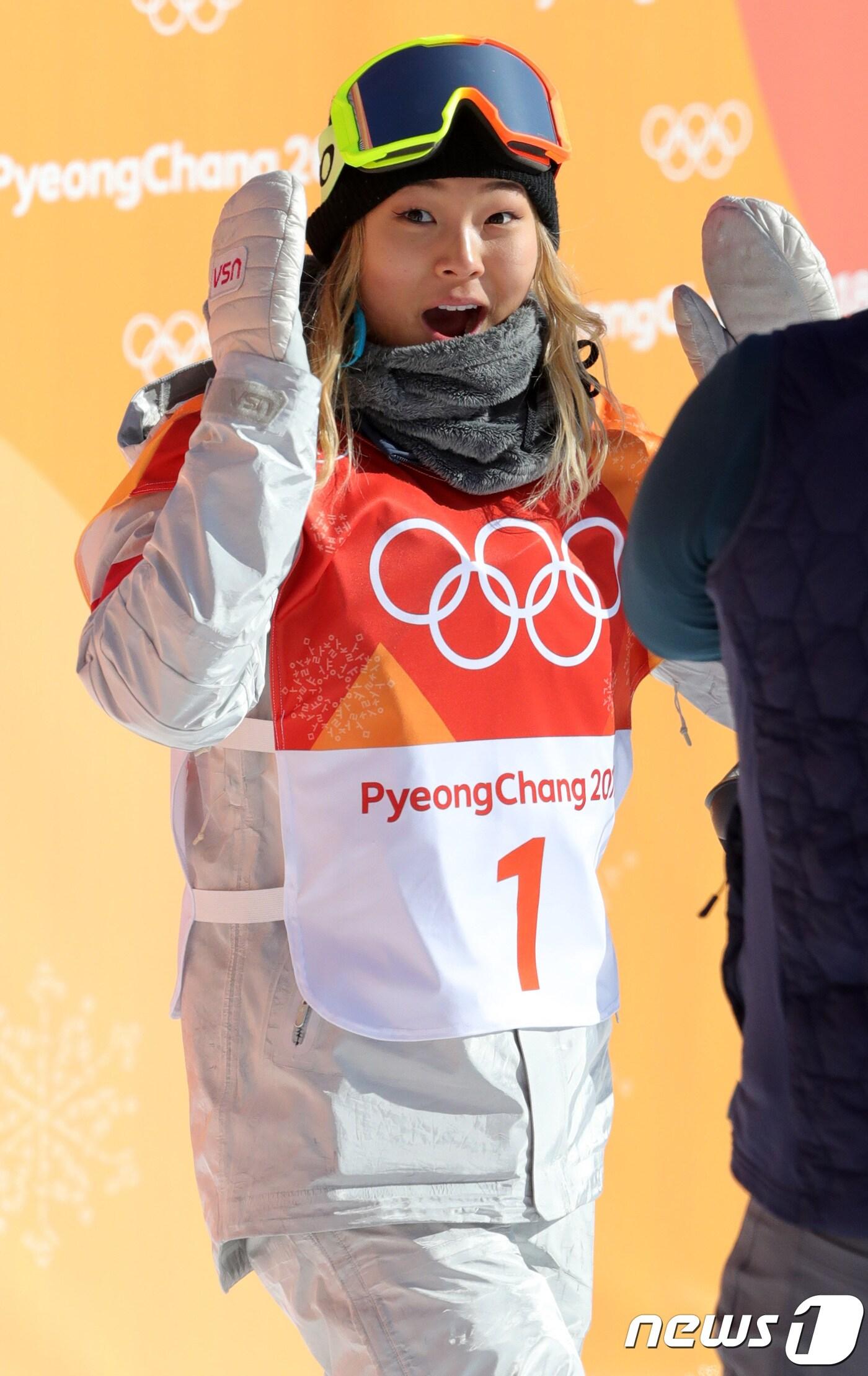 본문 이미지 - '스노보드 천재' 한국계 미국인 클로이 김이 13일 강원도 평창군 휘닉스 스노경기장에서 열린 2018 평창동계올림픽 스노보드 여자 하프파이프 결선 1차전 경기를 마친 후 점수를 확인하고 있다.2018.2.13/뉴스1 ⓒ News1 임세영 기자