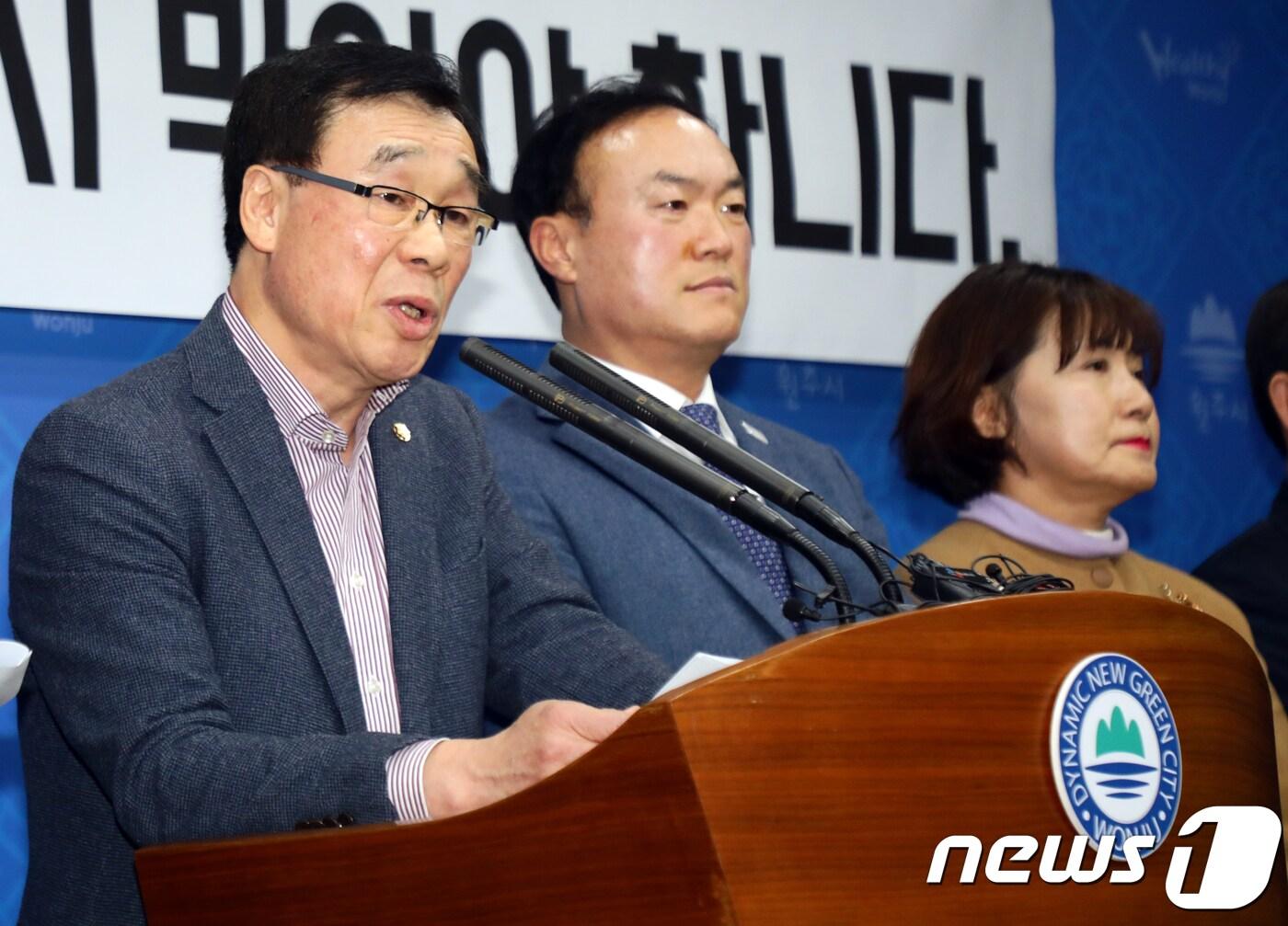 본문 이미지 - 김기선 자유한국당 국회의원(가운데)이 13일 강원 원주시청에서 기자회견을 열고 문막SRF발전소 건립을 반대하는 회견문을 낭독하고 있다. 2018.2.13/뉴스1 ⓒ News1 박하림 기자