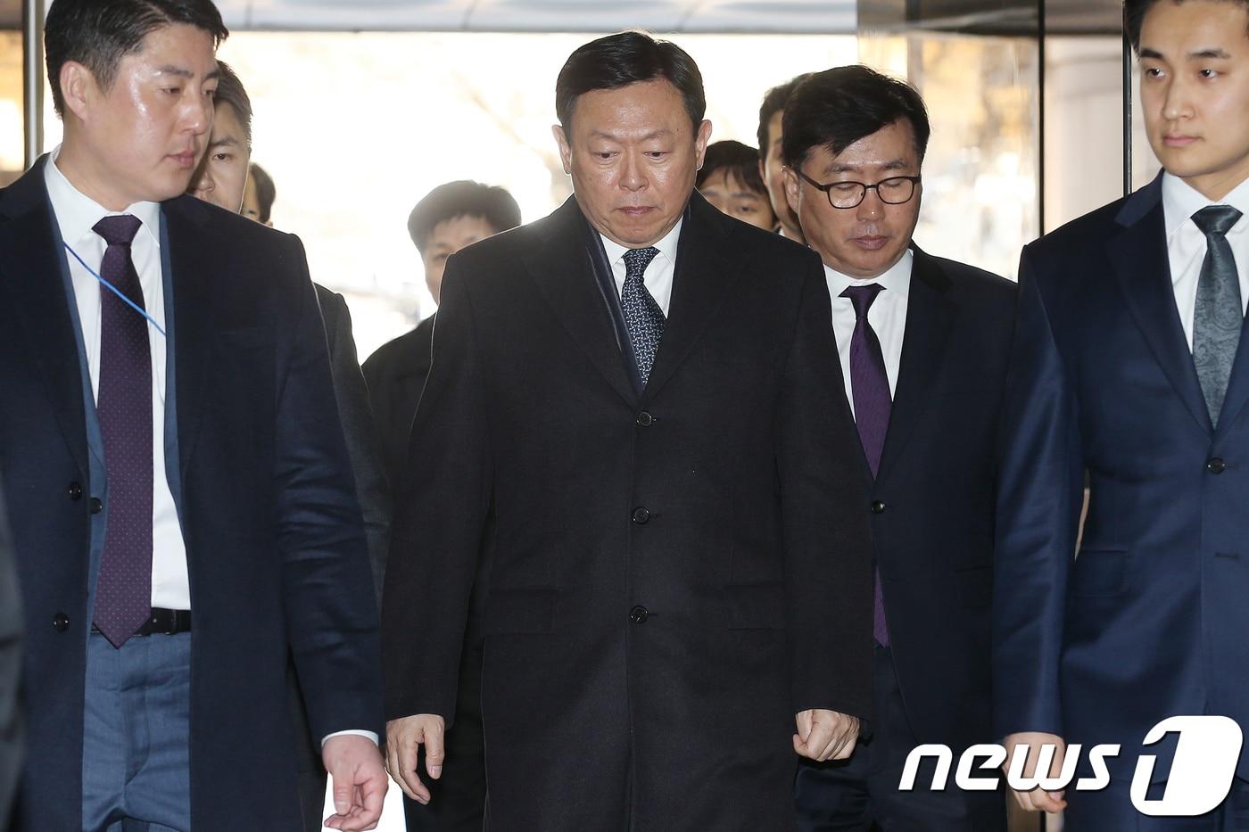 본문 이미지 - 신동빈 롯데그룹 회장(가운데). 2018.2.13 ⓒ 뉴스1 민경석 기자