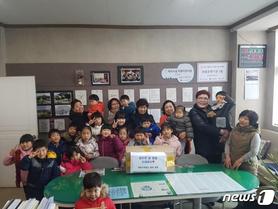 본문 이미지 - 전북 고창군 착한가격업소(회장 이선덕·미향 대표) 대표 10명이 설을 맞아 13일 고창 아모스 요엘원, 희망샘학교에 50만원 상당의 양말을 기탁하며 이웃사랑을 실천했다. ⓒ News1