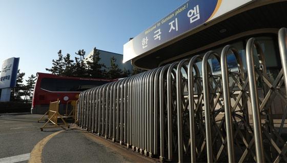 본문 이미지 - 한국지엠 군산공장 폐쇄 결정이 내려진 13일 전북 군산시 한국지엠 군산공장 정문으로 일부 차량이 출입하고 있다. 이미 지난 8일 생산라인 가동이 중지된 한국지엠 군산공장은 경영난을 이유로 5월말까지 군산공장을 폐쇄하고 직원 2천여명을 구조조정 할 것이라고 밝혔다.2018.2.13/뉴스1 ⓒ News1 문요한 기자