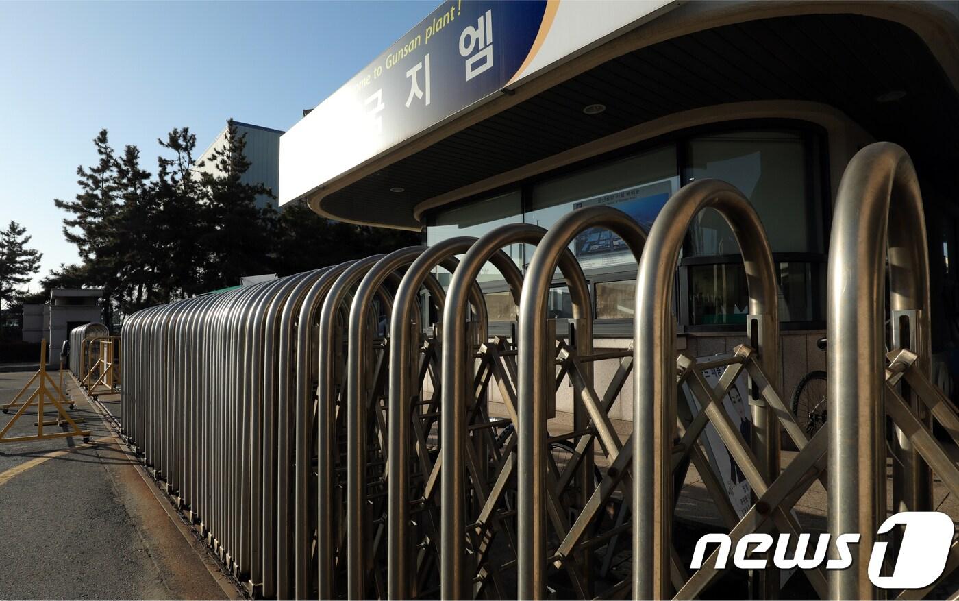 본문 이미지 - 한국지엠 군산공장 폐쇄 결정이 내려진 13일 전북 군산시 한국지엠 군산공장 정문이 굳게 닫혀 있다. .2018.2.13/뉴스1 ⓒ News1 문요한 기자