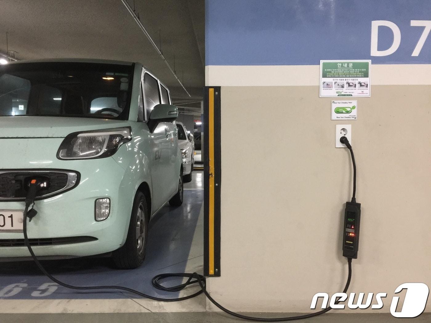 본문 이미지 - 아파트에 설치된 이동형 충전기 전용 콘센트(경기도 제공) .ⓒ News1 진현권 기자