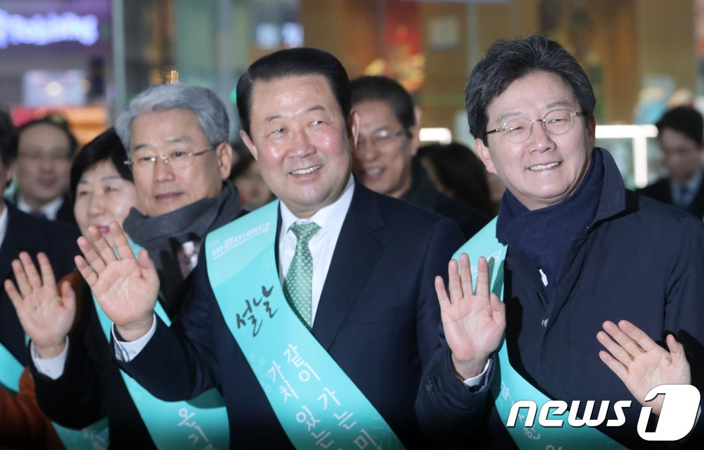 본문 이미지 - 유승민, 박주선 바른미래당 공동대표와 김동철 원내대표를 비롯한 의원들이 14일 오전 중구 봉래동 서울역을 이용하는 귀성객들을 향해 손을 흔들고 있다. 2018.2.14/뉴스1 ⓒ News1 박정호 기자