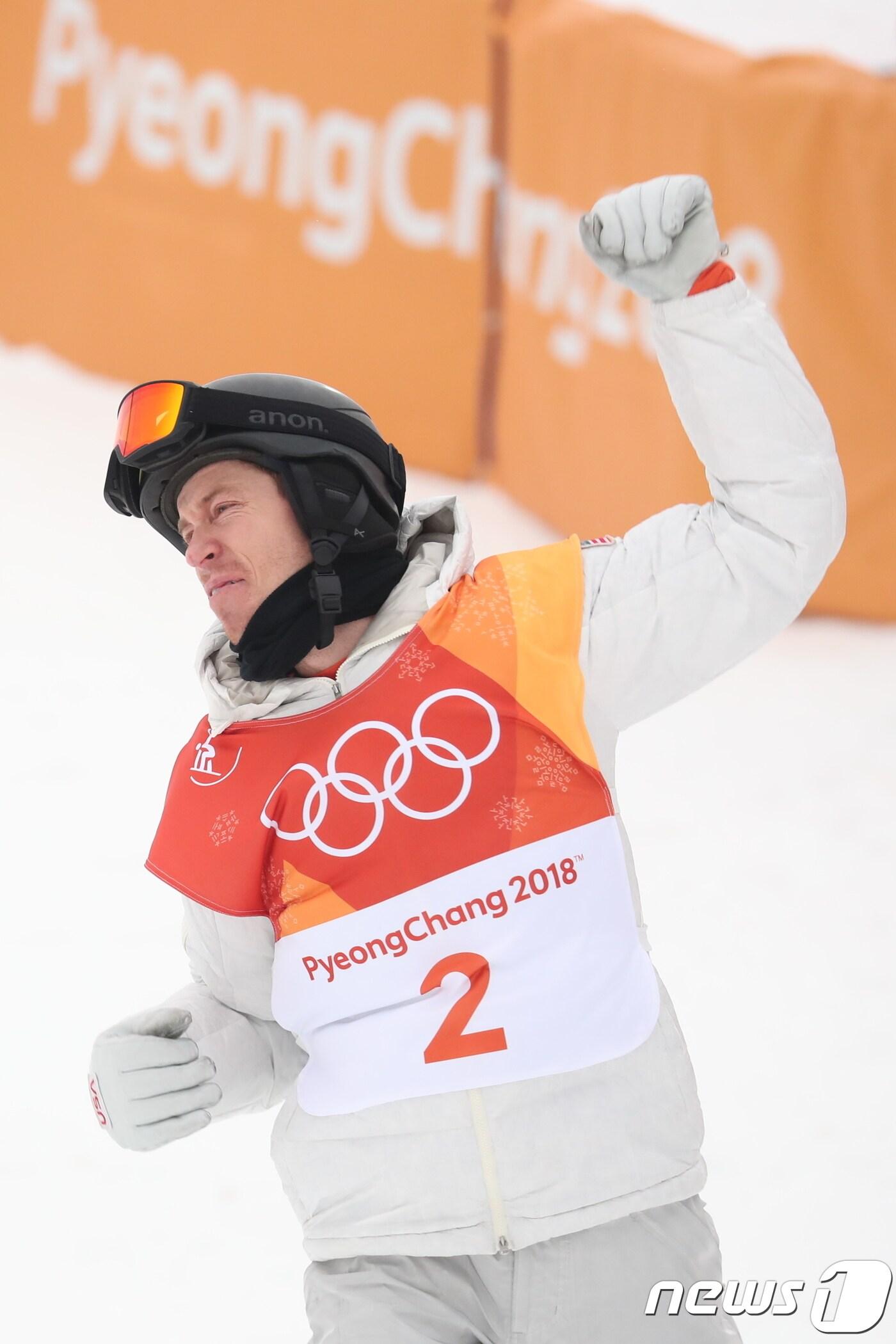 본문 이미지 - '스노보드 황제' 미국 숀 화이트가 14일 강원도 평창군 휘닉스 스노경기장에서 열린 2018 평창동계올림픽 스노보드 남자 하프파이프 결승 경기를 마치고 손을 번쩍 들어보이고 있다.2018.2.14/뉴스1 ⓒ News1 유승관 기자