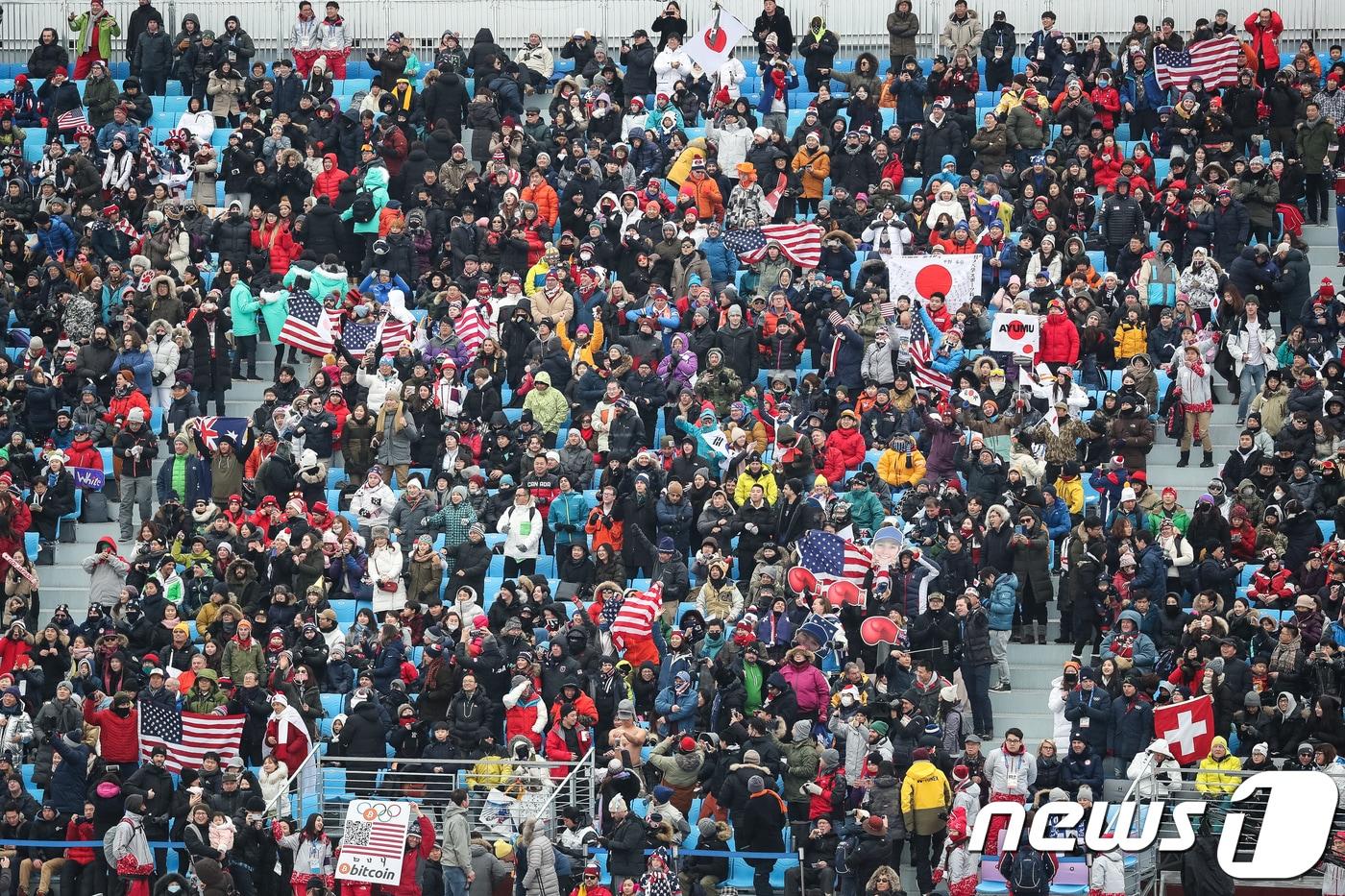 14일 강원도 평창군 휘닉스 스노경기장에서 열린 2018 평창동계올림픽 스노보드 남자 하프파이프 결승을 찾은 관중들이 열띤 응원을 펼치고 있다. 2018.2.14/뉴스1 ⓒ News1 유승관 기자