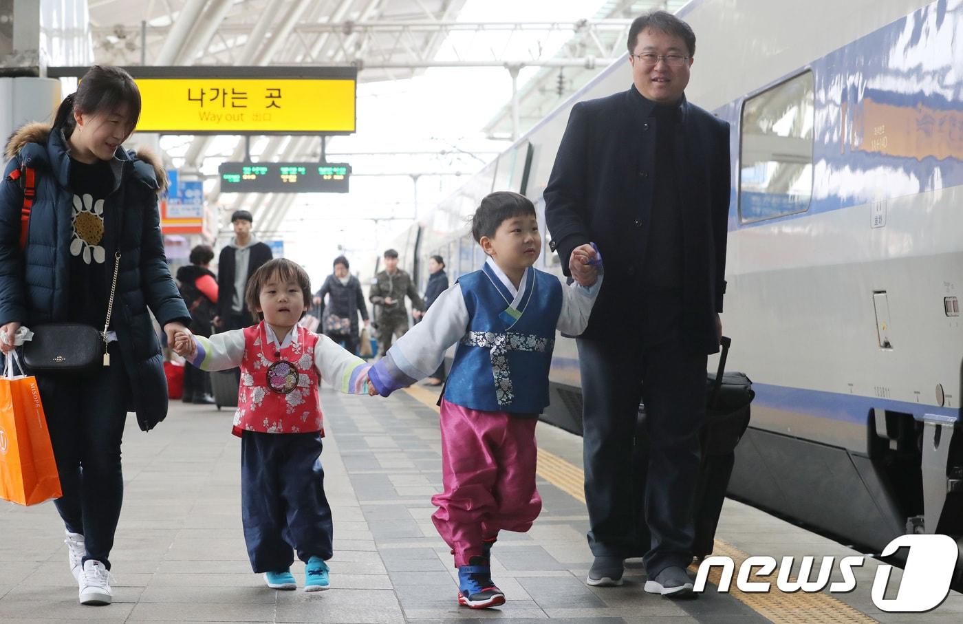 본문 이미지 - 설을 이틀 앞둔 14일 오전 서울역에서 귀성객들이 고향으로 향하는 기차를 타기 위해 이동하고 있다. 2018.2.14/뉴스1 ⓒ News1 박지수 기자