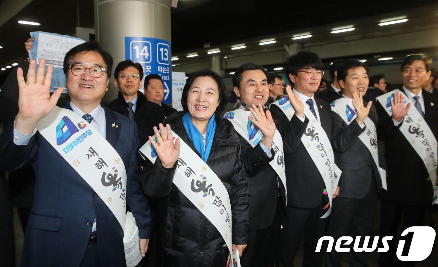 본문 이미지 - 더불어민주당 추미애 대표와 우원식 원내대표 등 당 지도부가 설 연휴를 하루앞둔 14일 오전 서울역에서 시민들에게 귀향인사를 하고 있다. 2018.2.14/뉴스1 ⓒ News1 박정호 기자