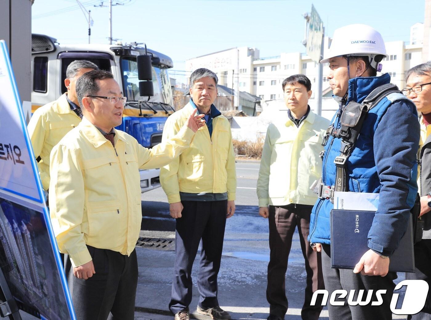 본문 이미지 - 홍성주 수성구 부구청장이 13일 대구 수성구 재난취약지와 아파트 공사현장을 방문해 안전점검을 하고 있다. (대구 수성구 제공)/뉴스1ⓒ News1