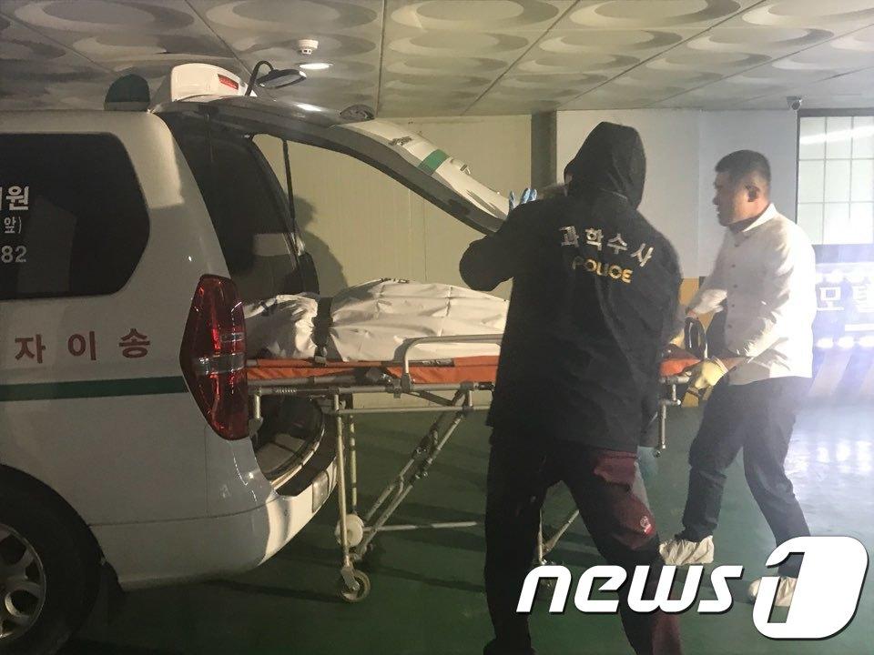 본문 이미지 - 경찰이 제주 게스트하우스 살인 용의자 한정민 씨의 사체를 수습해 병원으로 이송하고 있다. ⓒ News1 유창림 기자