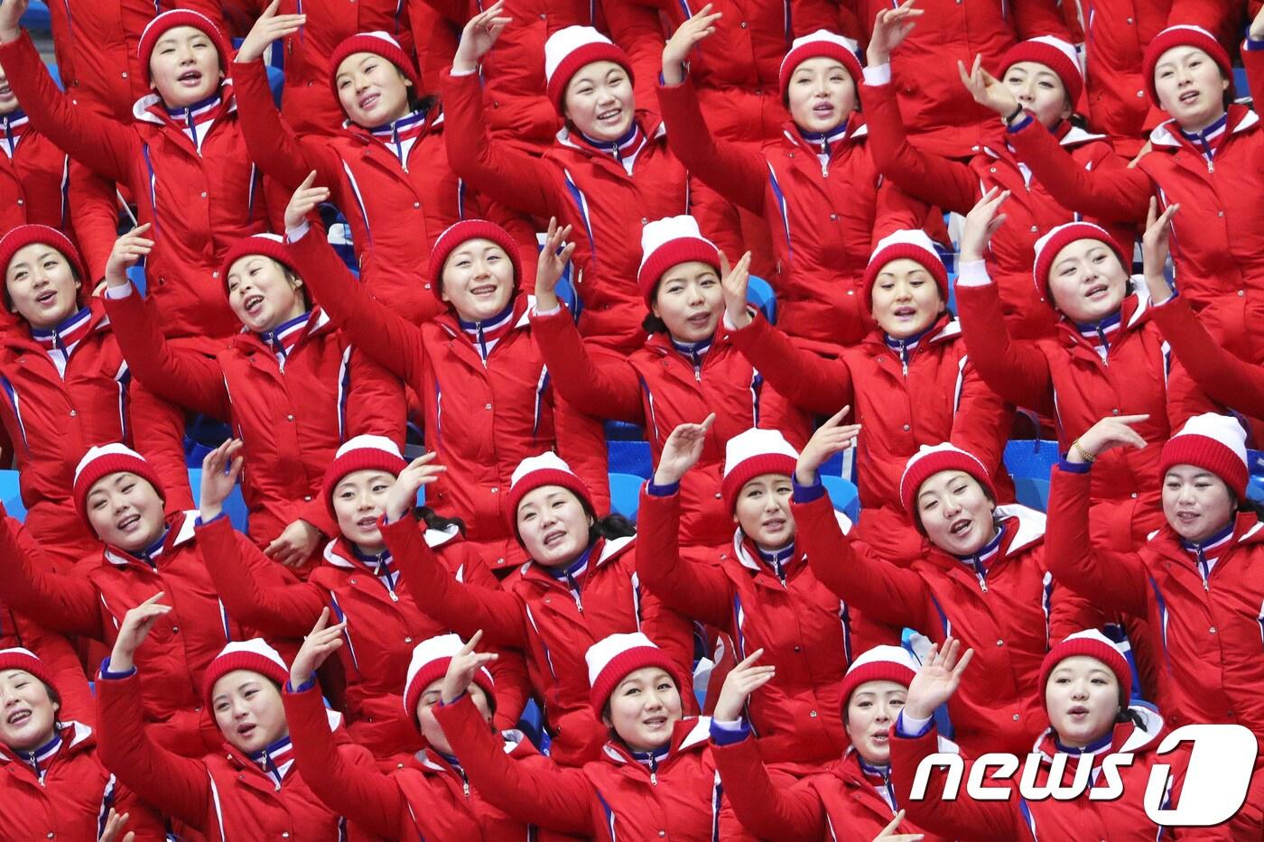 북한 응원단이 15일 오전 강원도 강릉 아이스아레나에서 열린 2018 평창 동계올림픽 피겨 스케이팅 페어 프리 스케이팅 경기를 찾아 렴대옥·김주식 조를 응원하고 있다. 2018.2.15/뉴스1 ⓒ News1 임세영 기자