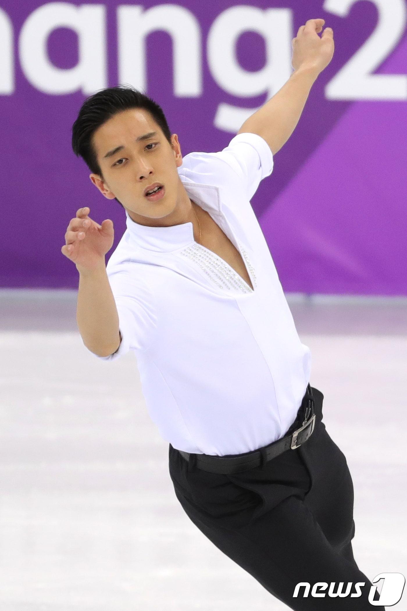 본문 이미지 - 줄리안 즈제 이(말레이시아)가 16일 강원도 강릉 아이스아레나에서 열린 2018 평창 동계올림픽 피겨 스케이팅 남자 싱글 스케이팅 쇼트 프로그램 경기에서 연기를 펼치고 있다. 2018.2.16/뉴스1 ⓒ News1 임세영 기자