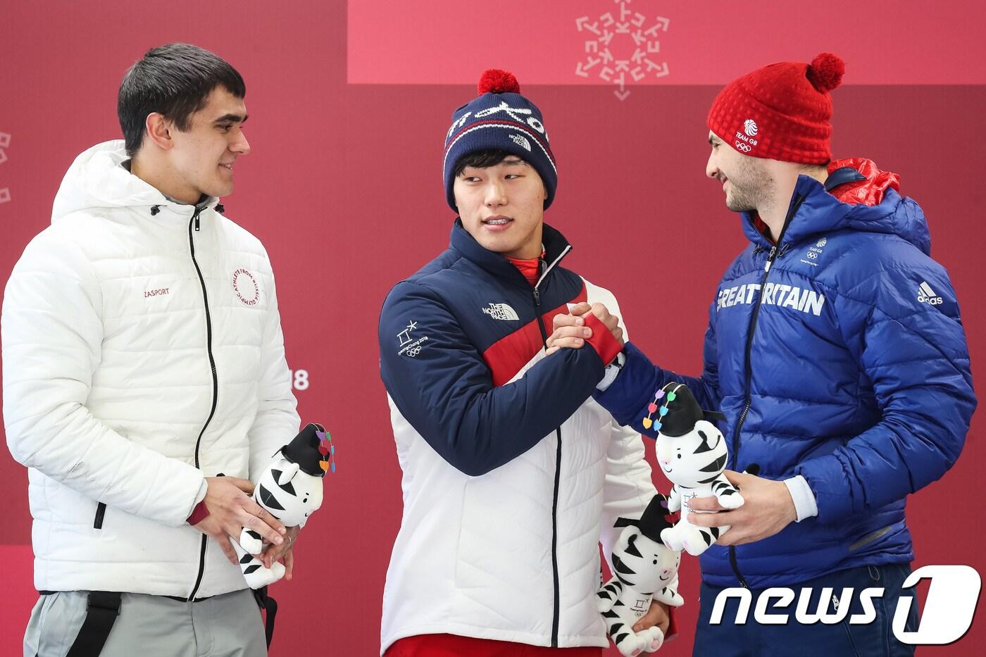 본문 이미지 - 16일 강원도 평창군 올림픽슬라이딩센터에서 열린 2018 평창동계올림픽 스켈레톤 남자 결승 시상식에서 금메달을 차지한 윤성빈(가운데)이 은메달 니키타 트레구보프(OAR, 왼쪽), 돔 파슨스(영국)와 인사를 나누고 있다. 2018.2.16/뉴스1 ⓒ News1 유승관 기자
