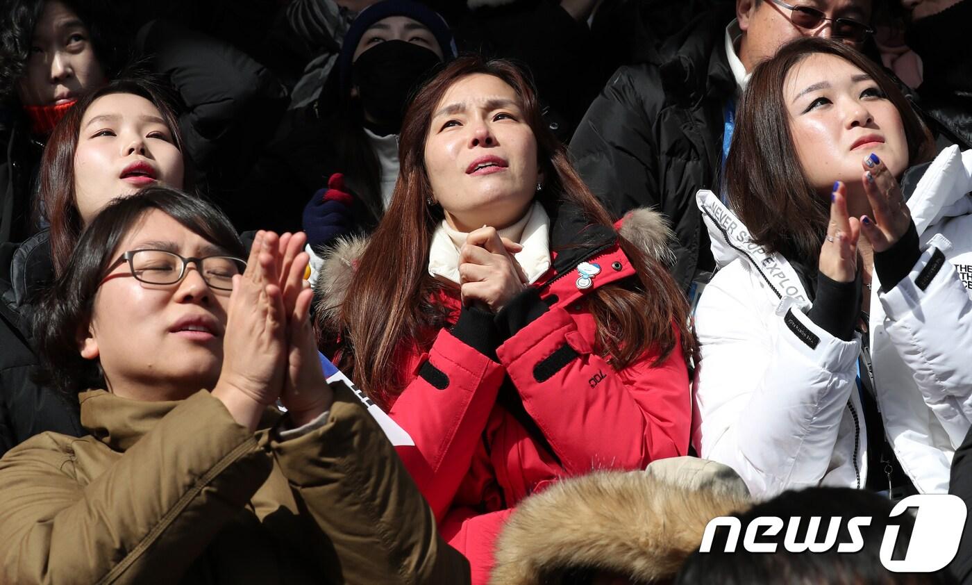 대한민국 윤성빈이 16일 강원도 평창군 올림픽슬라이딩센터에서 열린 2018 평창동계올림픽 스켈레톤 남자 결승 4차 주행을 시작하자 어머니 조영희씨(가운데)와 여동생이 응원을 하고 있다. 2018.2.16/뉴스1 ⓒ News1 이재명 기자