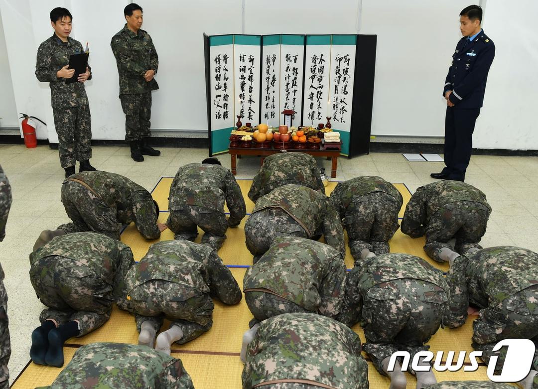 [요즘군대]설에 뭐하나… 영상편지 보내고 e스포츠·티볼 즐긴다 - 뉴스1