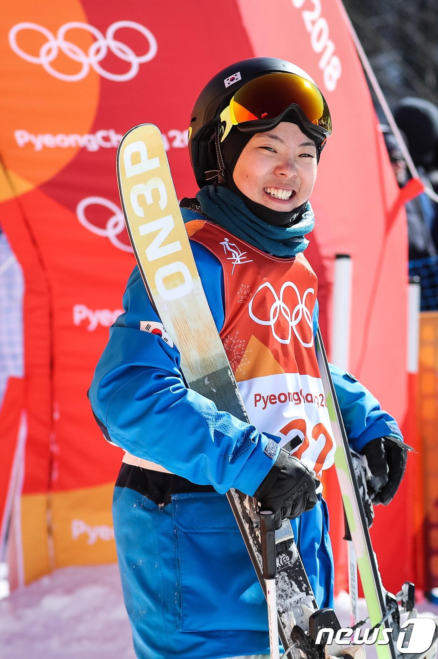 본문 이미지 - 대한민국 이미현이 17일 강원도 평창군 휘닉스 스노경기장에서 열린 2018 평창동계올림픽 프리스타일스키 여자 스키 슬로프스타일 예선 2차에서 연기를 마친 후 점수를 기다리고 있다. 이미현은 예선에서 13위를 기록, 12위까지 진출하는 결선에 아쉽게 탈락했다. 2018.2.17/뉴스1 ⓒ News1 유승관 기자