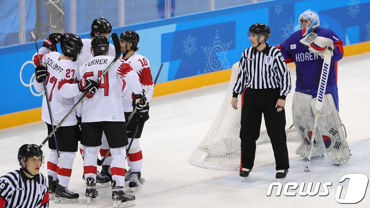 대한민국 맷 달튼이 17일 오후 강원도 강릉하키센터에서 열린 2018 평창동계올림픽 아이스하키 남자 조별 예선 A조 대한민국 대 스위스의 경기에서 골을 허용하고 스위스 선수들을 바라보고 있다. 2018.2.17/뉴스1 ⓒ News1 임세영 기자