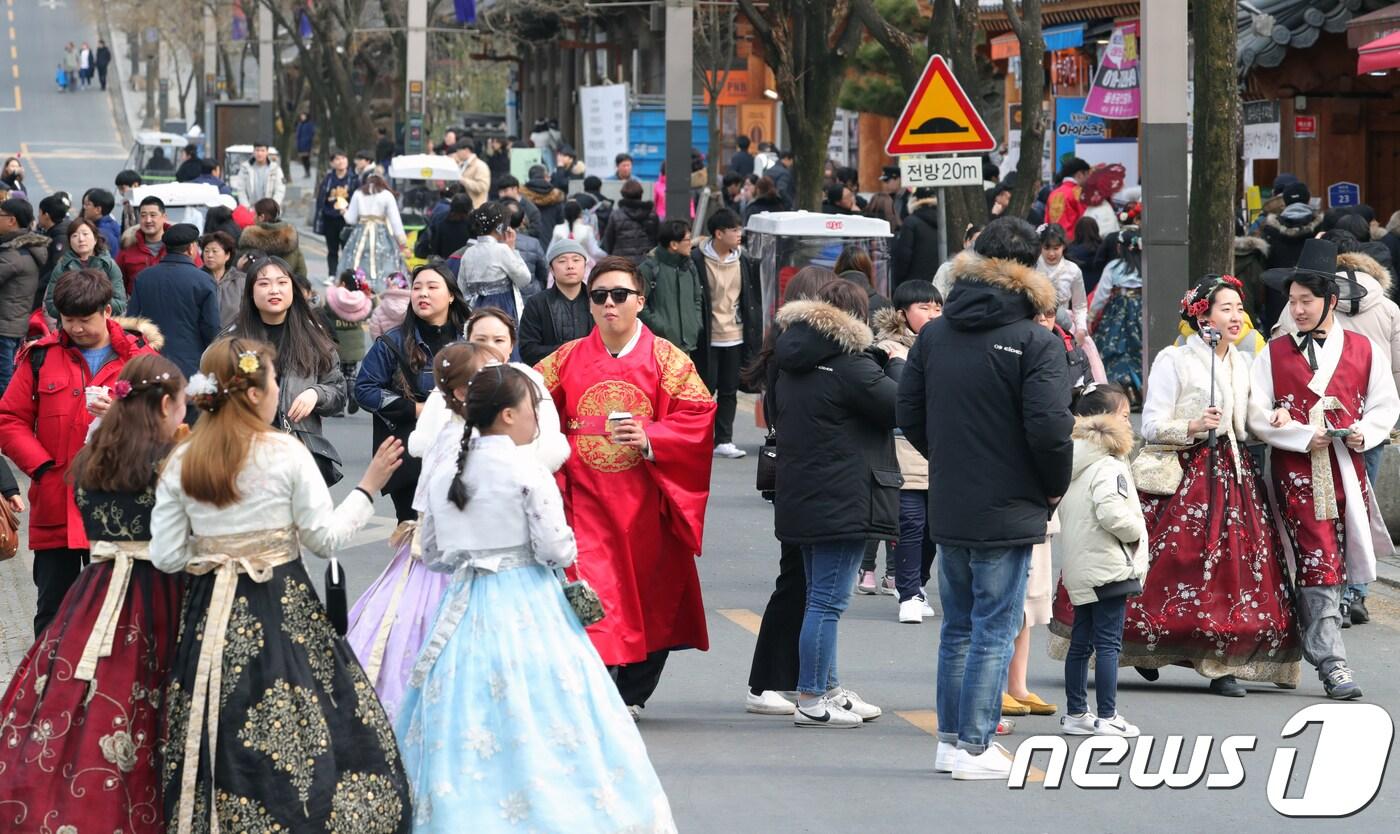 설 연휴에 전북 전주한옥마을을 찾은 관광객들 /뉴스1