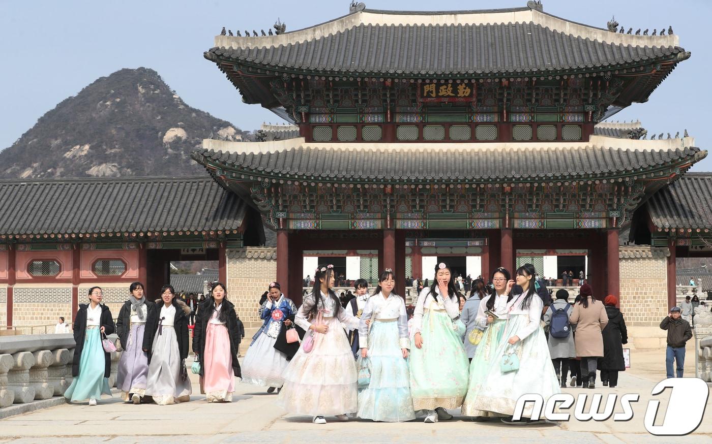 본문 이미지 - 서울 종로구 경복궁에서 한복을 곱게 차려 입은 관광객들이 즐거운 시간을 보내고 있는 모습ⓒ News1 송원영 기자