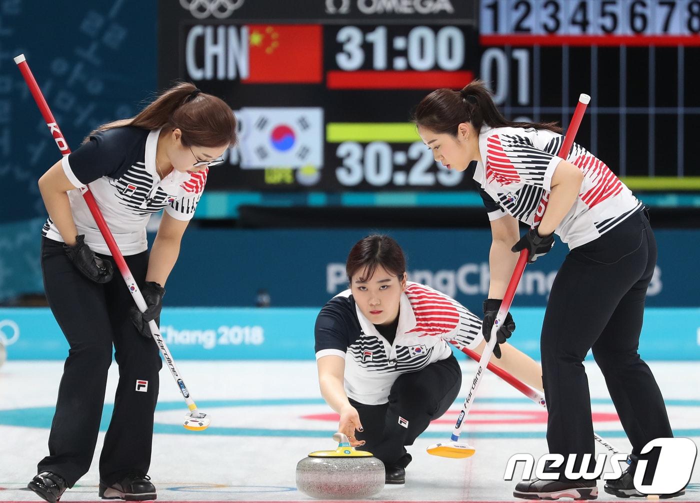 본문 이미지 - 대한민국 컬링 국가대표팀 김초희가 18일 강원도 강릉컬링센터에서 열린 2018 평창동계올림픽 컬링 여자 예선 5차전 중국과의 경기에서 스톤을 밀고 있다. 2018.2.18/뉴스1 ⓒ News1 허경 기자