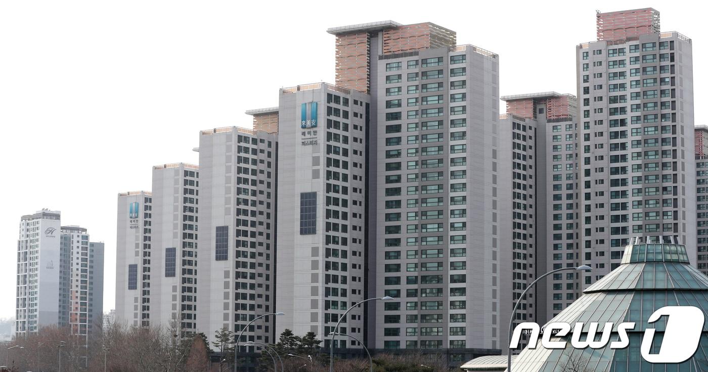 본문 이미지 - 서울 서초구 래미안 퍼스티지 아파트. 2018.2.18/뉴스1 ⓒ News1 구윤성 기자