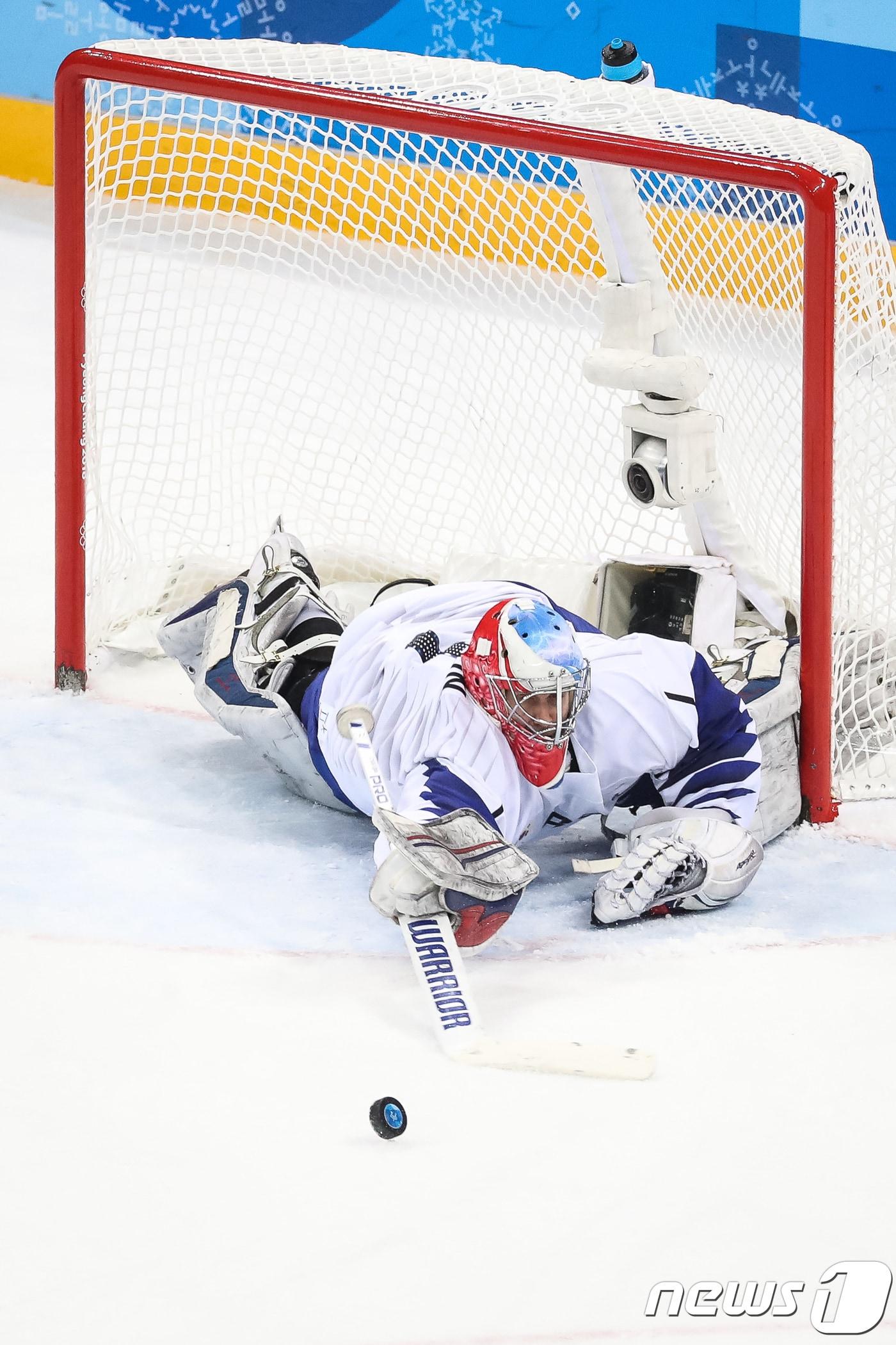 본문 이미지 - 대한민국 골리 맷 달튼이 18일 강원도 강릉하키센터에서 열린 2018 평창동계올림픽 아이스하키 남자 조별 예선 A조 대한민국 대 캐나다의 경기에서 몸을 던져 상대 슈팅을 막아내고 있다. 2018.2.18/뉴스1 ⓒ News1 유승관 기자