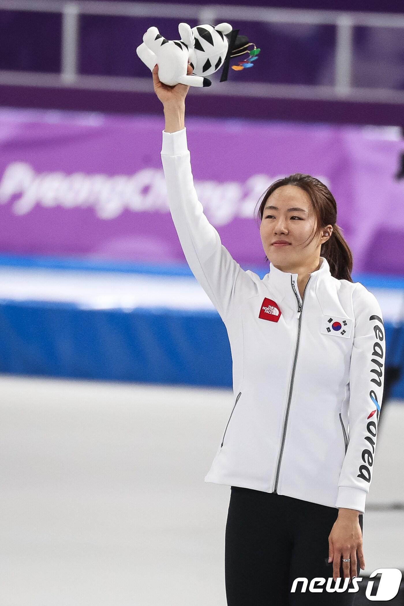 본문 이미지 - 이상화가 18일 강원도 강릉 스피드스케이팅 경기장 오벌에서 열린 2018 평창동계올림픽 스피드 스케이팅 여자 500m 베뉴 세리머니에서 마스코트 수호랑  인형을 들고 인사하고 있다.  2018.2.18/뉴스1 ⓒ News1 유승관 기자