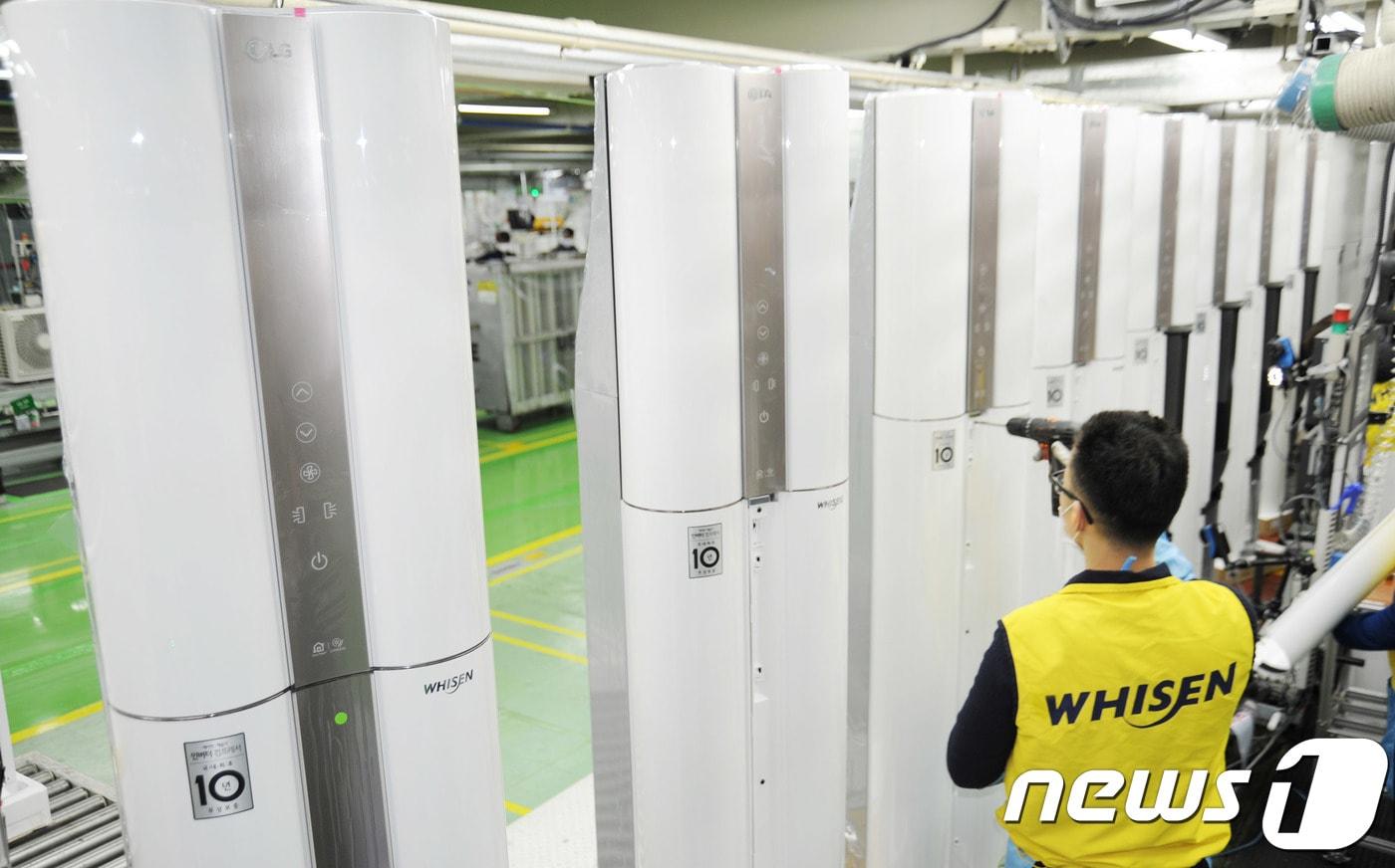 에어컨이 인공지능을 기반으로 공기청정, 제습 등 다양한 기능을 구현하며 사계절 가전으로 자리를 잡아가고 있다. LG전자 직원들이 이날 경남 창원 LG전자 에어컨 생산라인에서 휘센 씽큐 에어컨을 생산하고 있다. (LG전자 제공) 2018.2.19/뉴스1