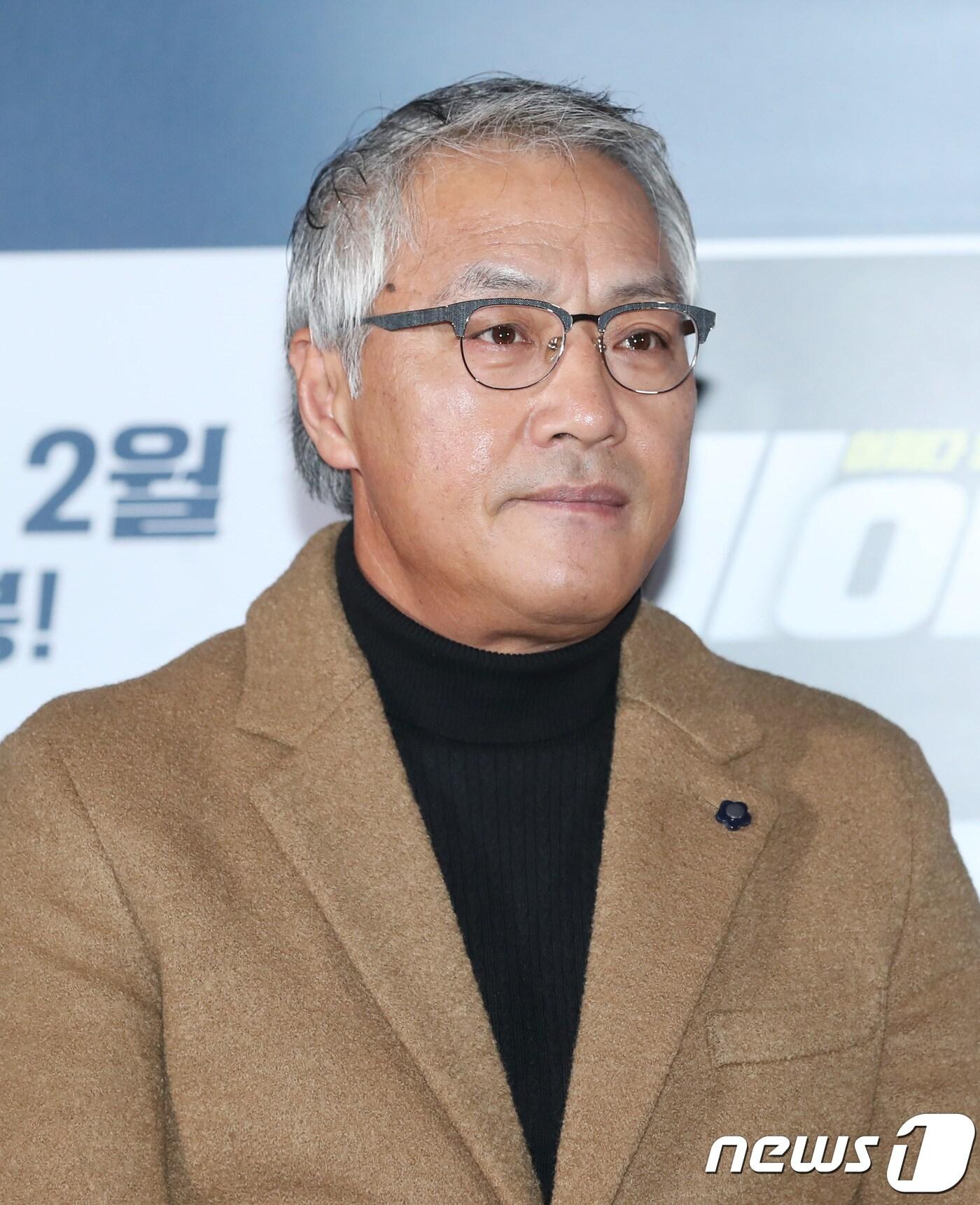 본문 이미지 - 배우 이경영이 19일 서울 용산cgv에서 열린 영화 ‘게이트’(감독 신재호) 언론 시사회에 참석해 객석을 바라보고 있다. ‘게이트’는 금고 털러왔다가 대한민국을 발칵 뒤집어버린 남다른 스케일의 국민 오프너들이 선보이는 범죄 코미디 영화이다. 2018.2.19./뉴스1 ⓒ News1 권현진 기자