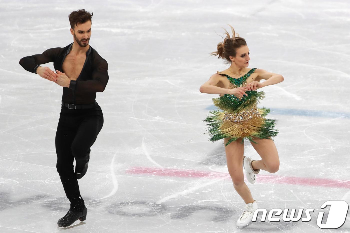 본문 이미지 - 가브리엘라 파파다키스(오른쪽)와 기욤 시제롱이 19일 오전 강원도 강릉 아이스아레나에서 열린 2018 평창 동계올림픽 피겨 스케이팅 아이스 댄스 쇼트 댄스에서 연기를 펼치고 있다. 2018.2.19/뉴스1 ⓒ News1 임세영 기자