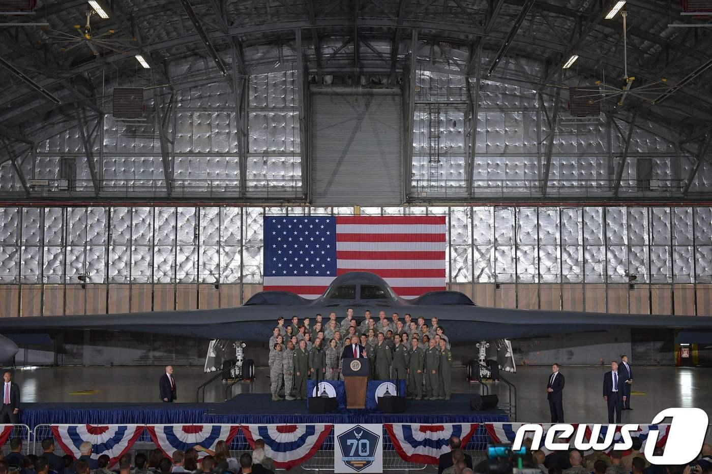 본문 이미지 - 미 앤드류 공군기지에서 연설하는 트럼프 대통령. ⓒ AFP=뉴스1