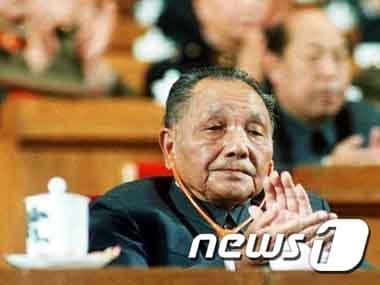 본문 이미지 - 개혁개방의 총설계사 덩샤오핑이 전인대에 참석해 박수를 치고 있는 모습. ⓒ AFP=뉴스1 자료 사진