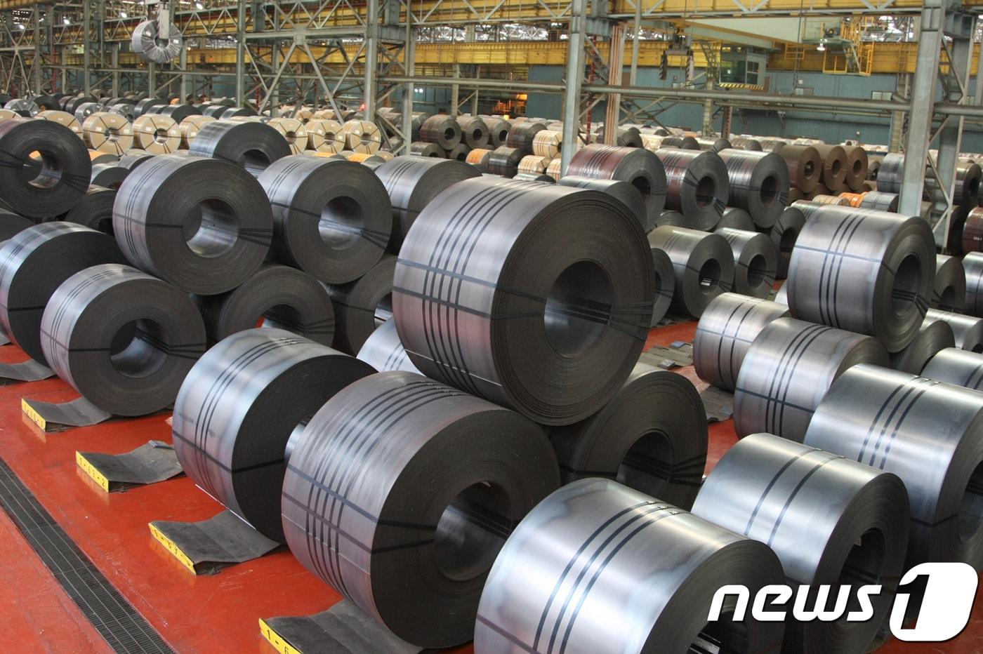 포스코 포항제철소 열연공장에서 생산된 열연코일. (자료사진) 2018.2.19/뉴스1 ⓒ News1 최창호 기자
