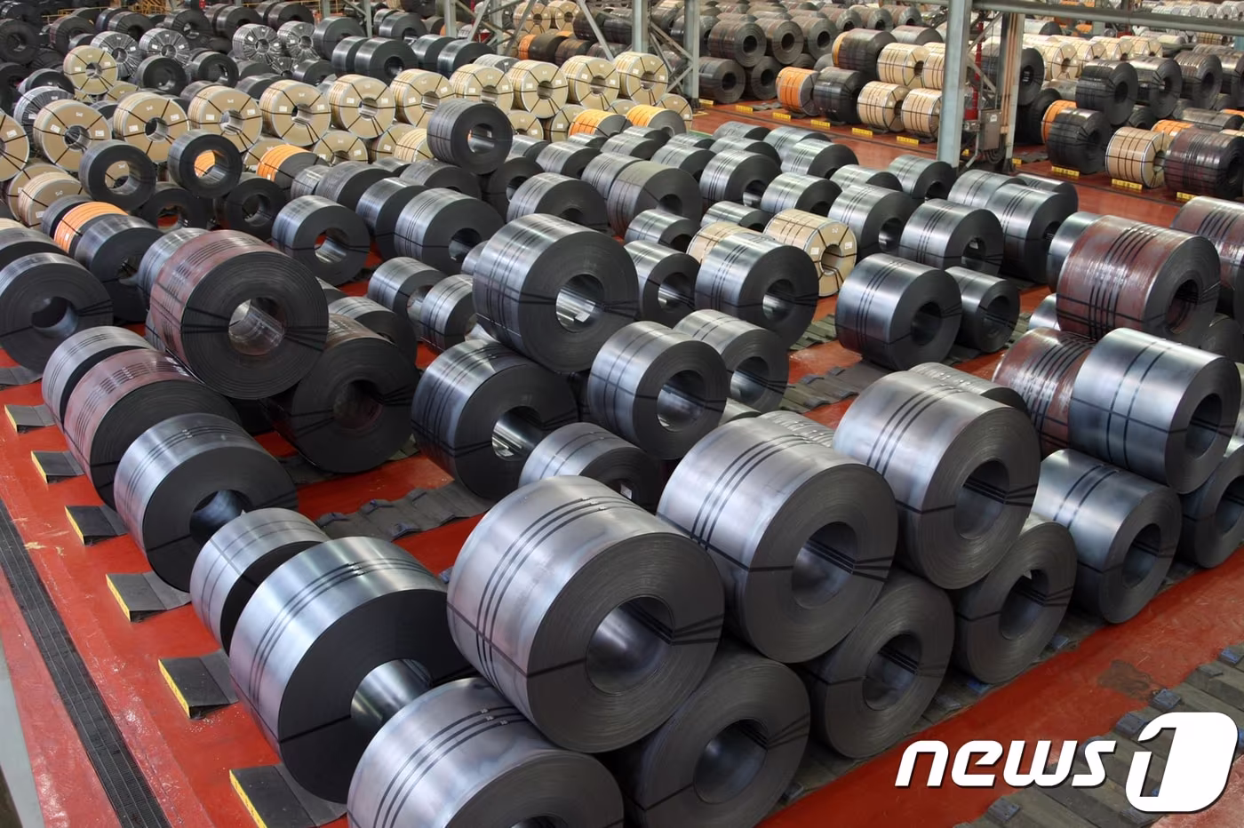 포스코 포항제철소 열연공장에서 생산된 열연코일이 출하를 기다리고 있다. 2018.2.19/뉴스1 ⓒ News1 최창호 기자