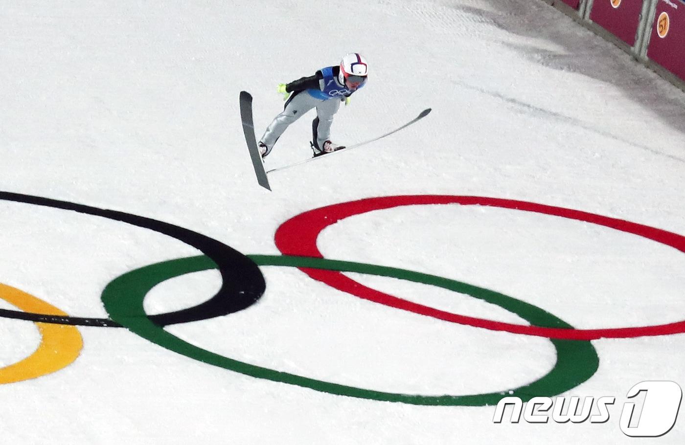 본문 이미지 - 대한민국 최서우가 19일 오후 강원도 평창군 알펜시아 스키점프 센터에서 열린 2018 평창동계올림픽 스키점프 남자 팀 연습 경기에서 점프하고 있다. 2018.2.19/뉴스1 ⓒ News1 이재명 기자