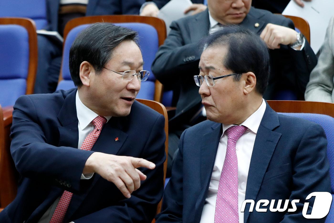 본문 이미지 - 홍준표 시장(오른쪽)와 유정복 인천시장 /뉴스1 ⓒ News1 안은나 기자