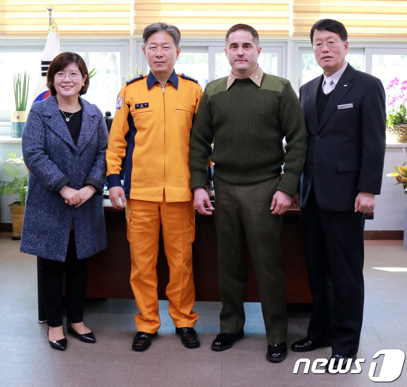 본문 이미지 - 경북 포항남부소방서가 국내 유일의 미 해병대 기지인 캠프무적과 긴급대응체계확림을 위한 업무협약을 체결했다.(포항남부소방서제공)2018.2.2/뉴스1ⓒ News1