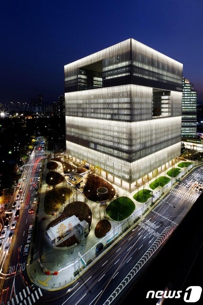 본문 이미지 - 아모레퍼시픽 용산 신본사 야간 전경ⓒ News1