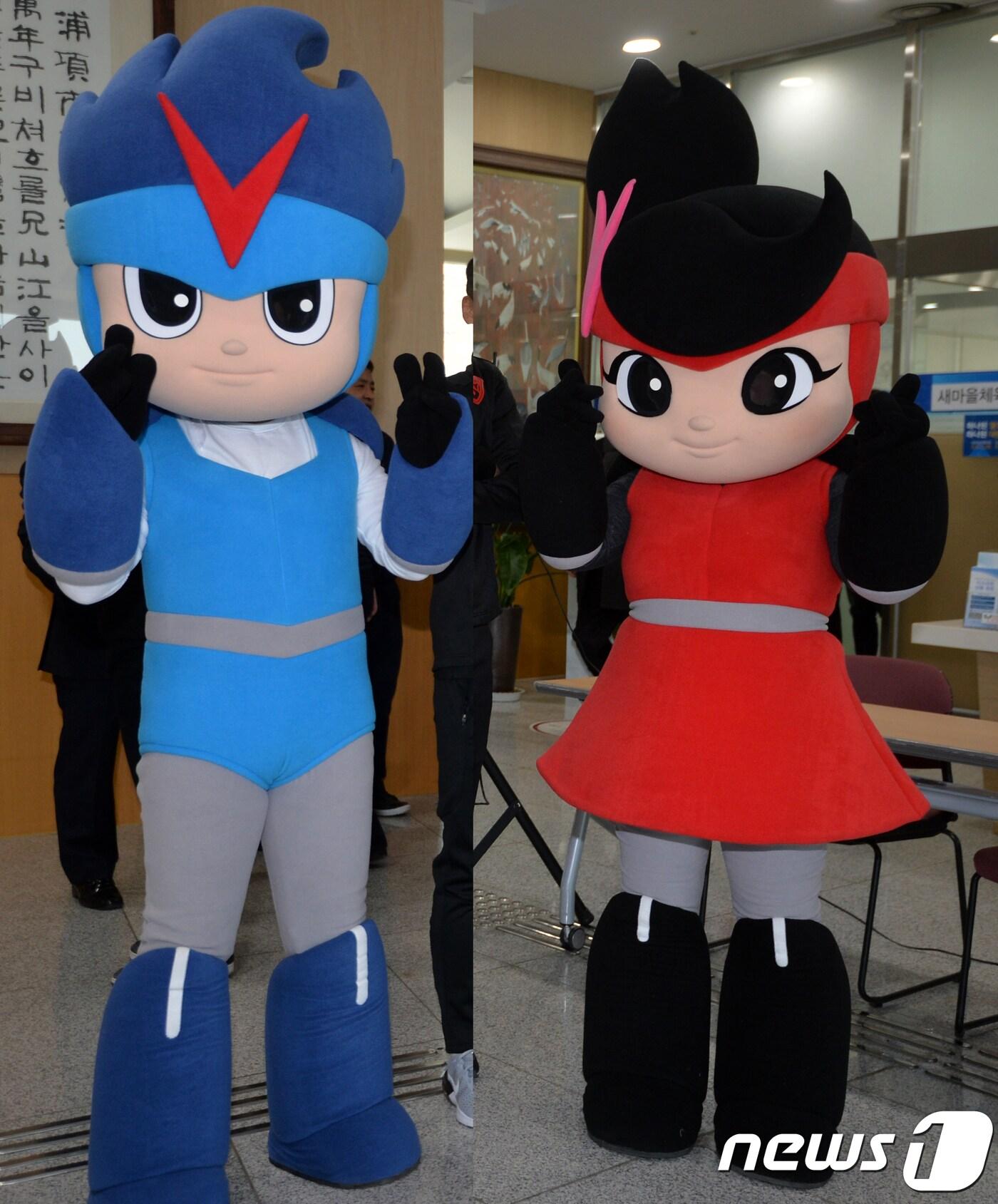본문 이미지 - 20일 프로축구 포항 스틸러스의 공식 마스코트인 쇠돌이가 20년만에 짝을 찾았다.스틸러스 구단은 포항시청에서 열린 2018 시즌 카드 판매행사 때 쇠돌이 여자친구인 쇠순이를 선보였다.쇠돌이는 2017년 20살을 맞았다.2018.2.20/뉴스1 ⓒ News1 최창호 기자