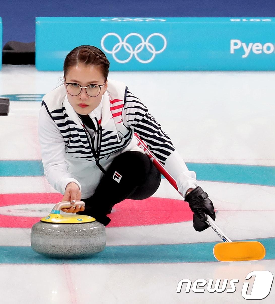 본문 이미지 - 대한민국 컬링 국가대표팀 김은정이 20일 오후 강원도 강릉컬링센터에서 열린 2018 평창동계올림픽 컬링 여자 예선 세션 10 미국과의 경기에서 스톤을 투구하고 있다. 2018.2.20/뉴스1 ⓒ News1 이재명 기자