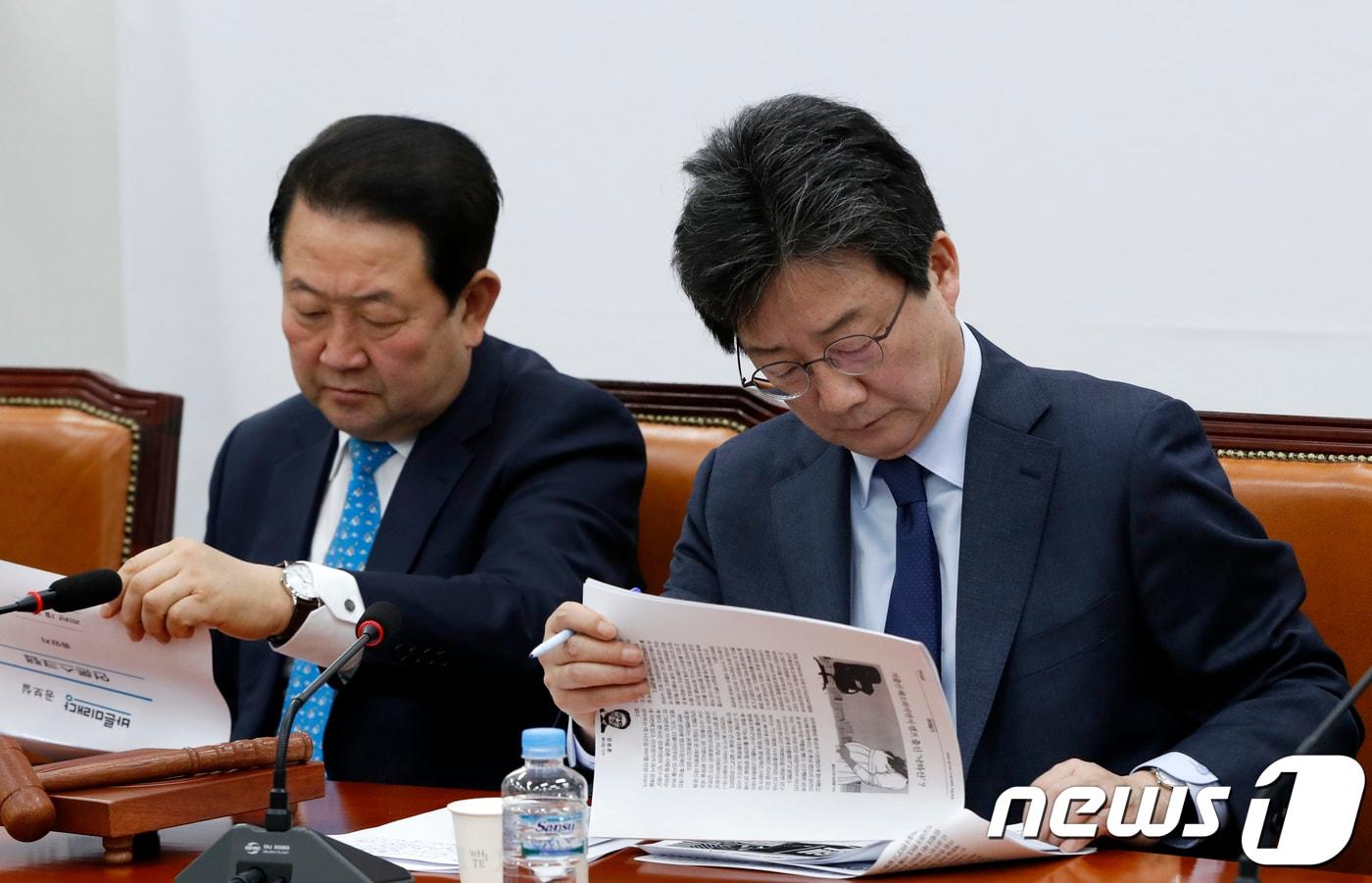 본문 이미지 - 박주선, 유승민 바른미래당 공동대표가 21일 오전 서울 여의도 국회에서 열린 제1차 최고위원-중진의원 연석회의에서 언론스크랩 기사를 보고 있다. 2018.2.21/뉴스1 ⓒ News1 안은나 기자