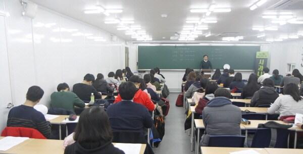 본문 이미지 - 지난해 사과나무 학원의 ‘3.1절 모의고사’의 현장모습. 학생들이 시험 전 학원관계자로부터 시험에 대한 설명 및 각종 주의사항 등을 듣고 있다. ⓒ News1