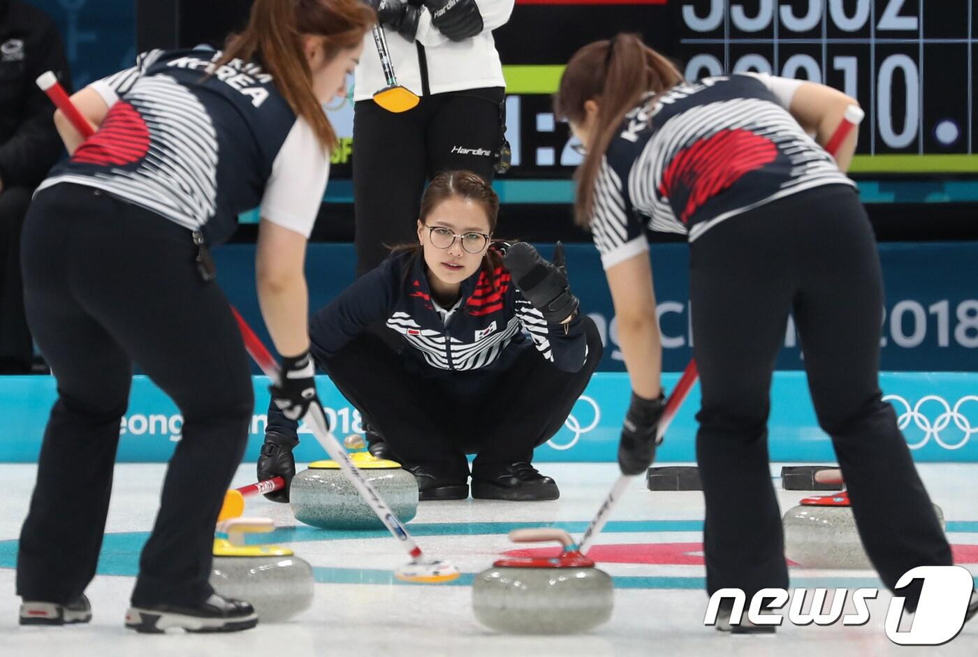 이미 4강 플레이오프 진출을 확정지는 한국 여자 컬링 대표팀 김은정가 21일 강원도 강릉컬링센터에서 열린 2018평창 동계올림픽 컬링 여자 예선 러시아와의 8차전에서 스톤 방향을 지시하고 있다. 2018.2.21/뉴스1 ⓒ News1 허경 기자